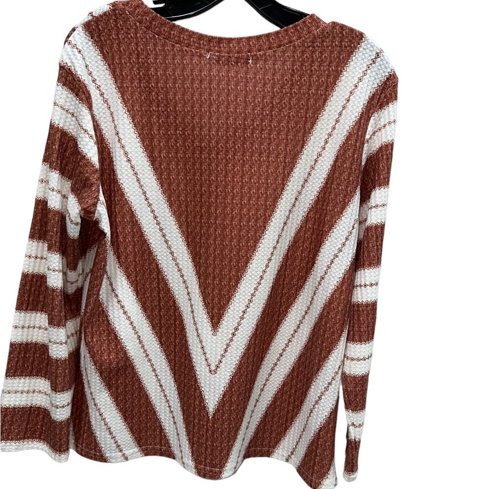 MISSLOOK TOP - Picture 3 of 4